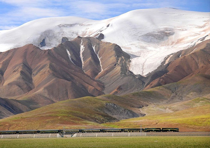 Qinghai-Tibet train running on the Qinghai-Tibet Plateau