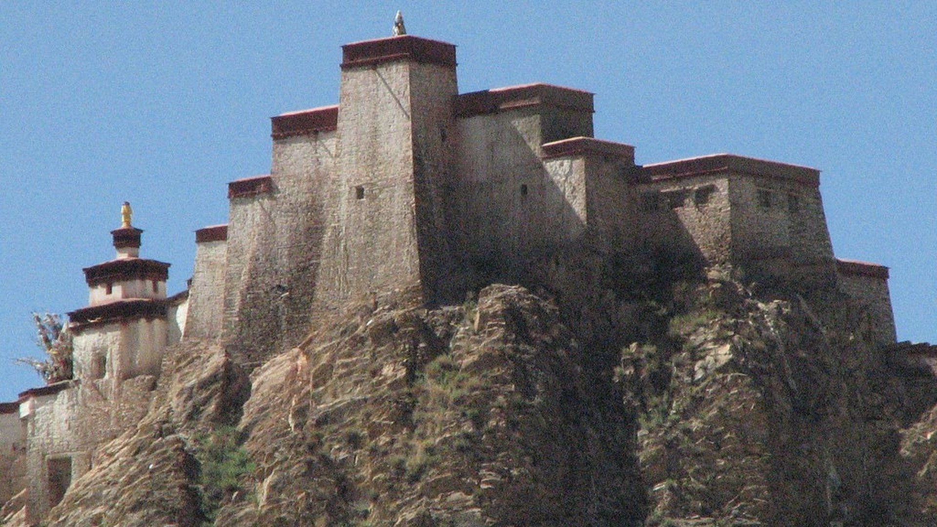 The walls of the old fortress of Gyantse on its rock