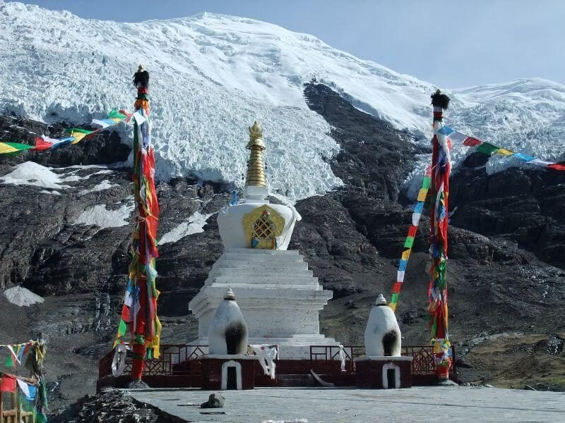 Chorten and prayer flags below the Karola glacier