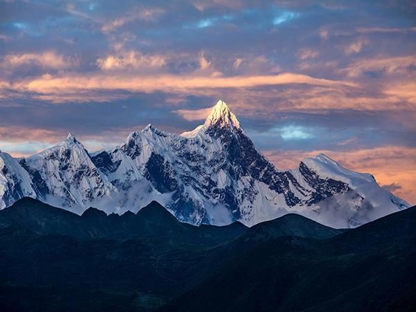 Namcha Barwa pyramid peak at dusk