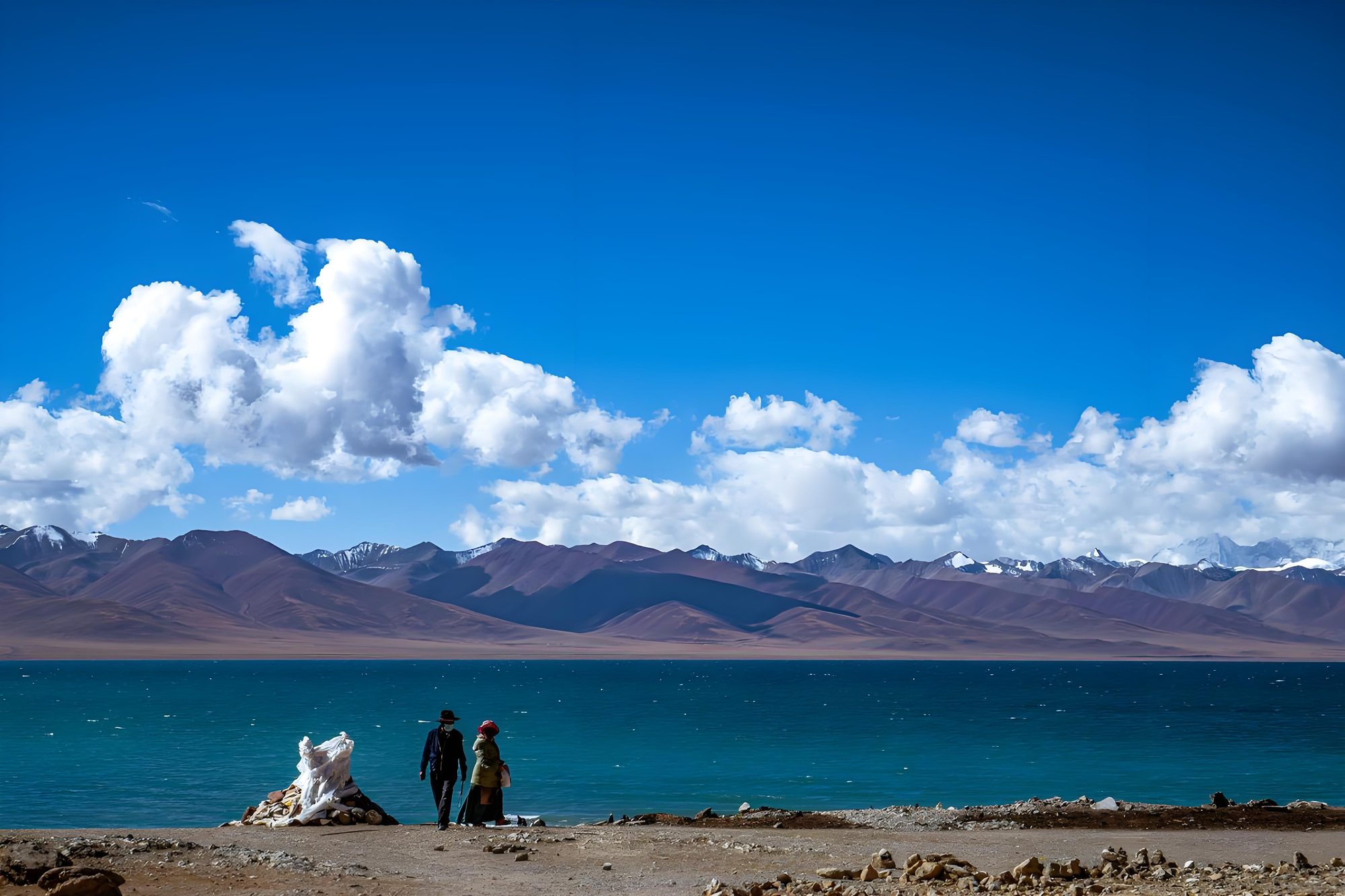 Visitors on the shore of Namtso Lake