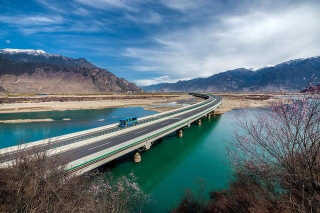 Nyingchi–Lhasa highway bridge over the Nyang River