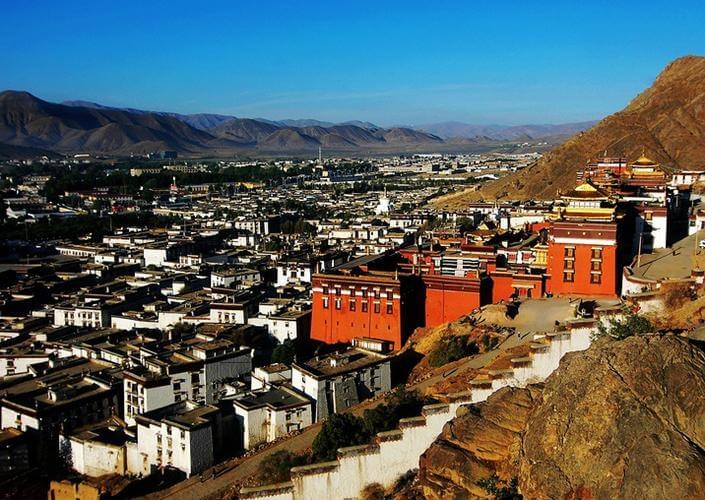 Tashilhunpo Monastery above the old town of Shigatse