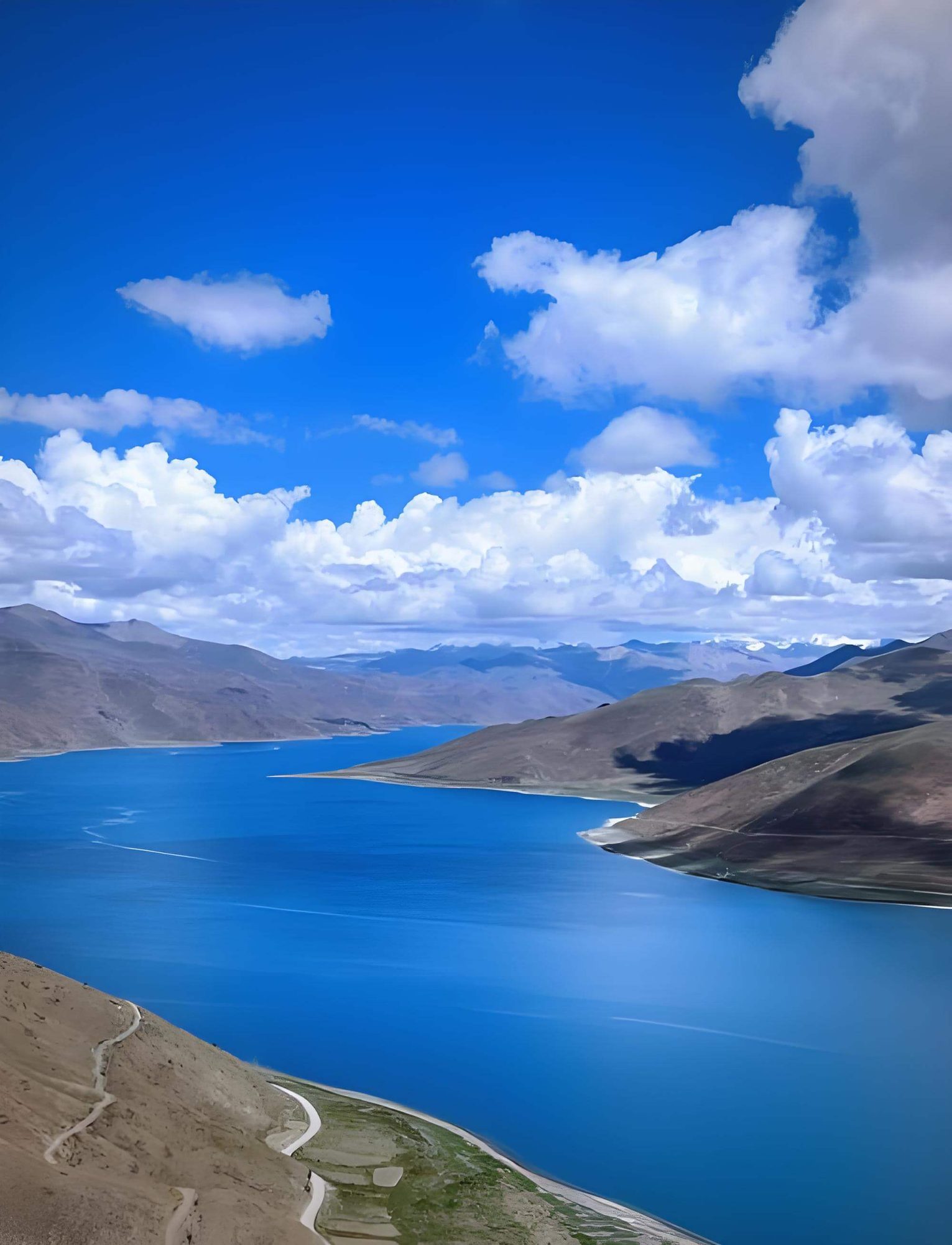 Turquoise bend of Yamdrok Lake below the mountains