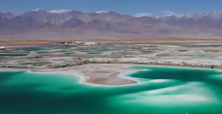 Turquoise salt lake on the Tibetan plateau